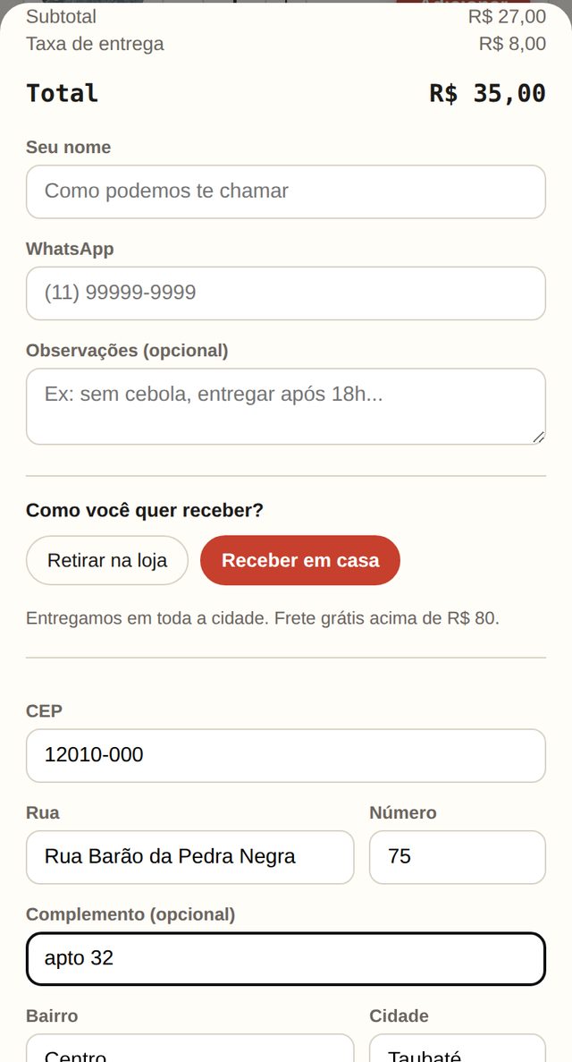 Comanda no celular com a opção Receber em casa escolhida, o CEP preenchido, rua completada automaticamente e taxa de entrega somada ao total.